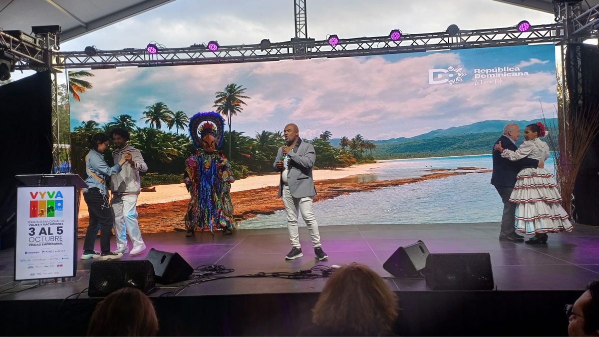 Héctor Villanueva encabe la presentación de música y baile de República Dominicana.