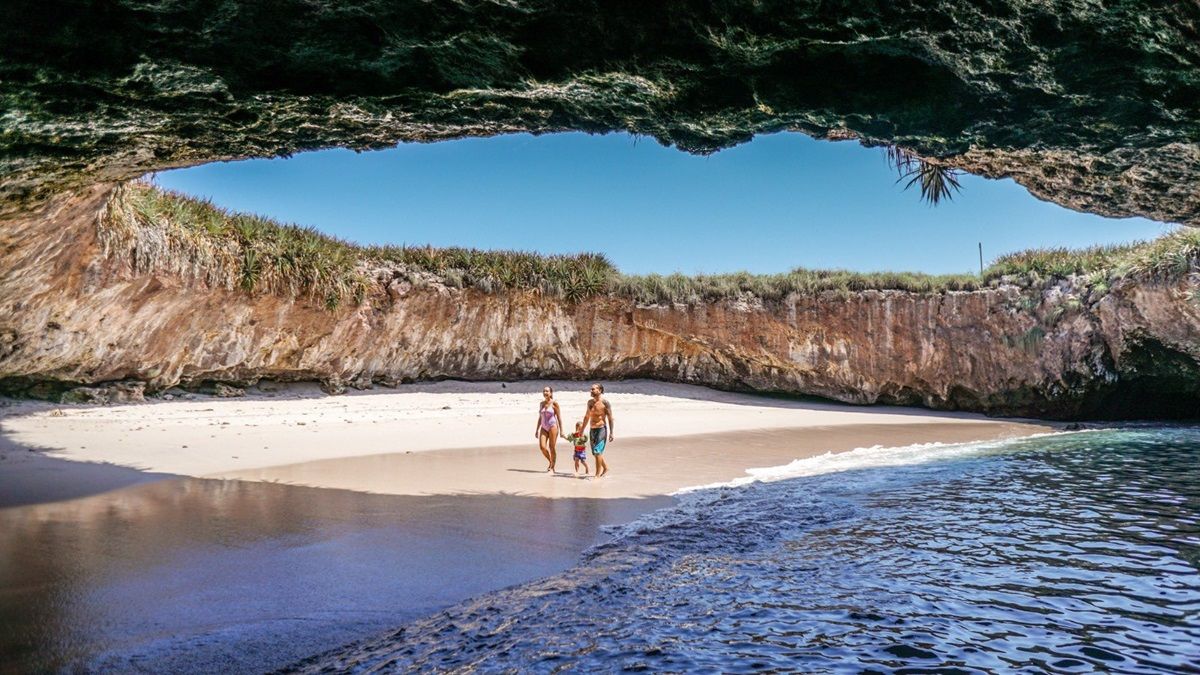 Conoce la hermosa Playa del Amor en las Islas Marietas.