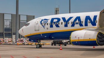 Un avión de Ryanair en pista Un avión de Ryanair en pista