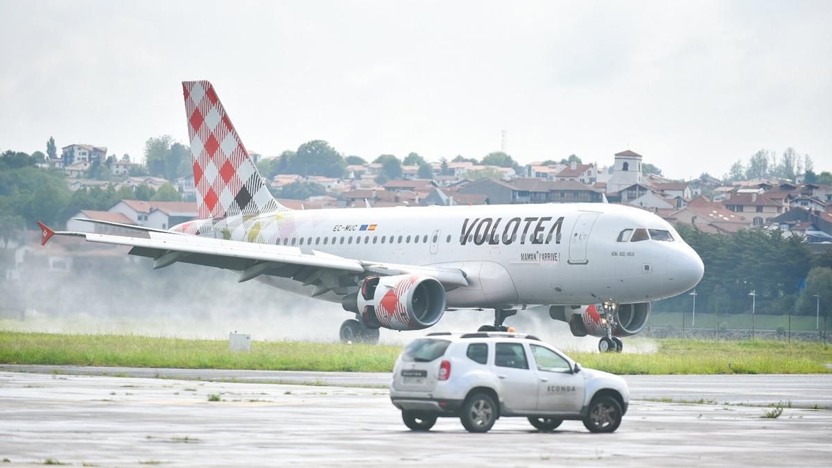 Avion de Volotea aterrizando.