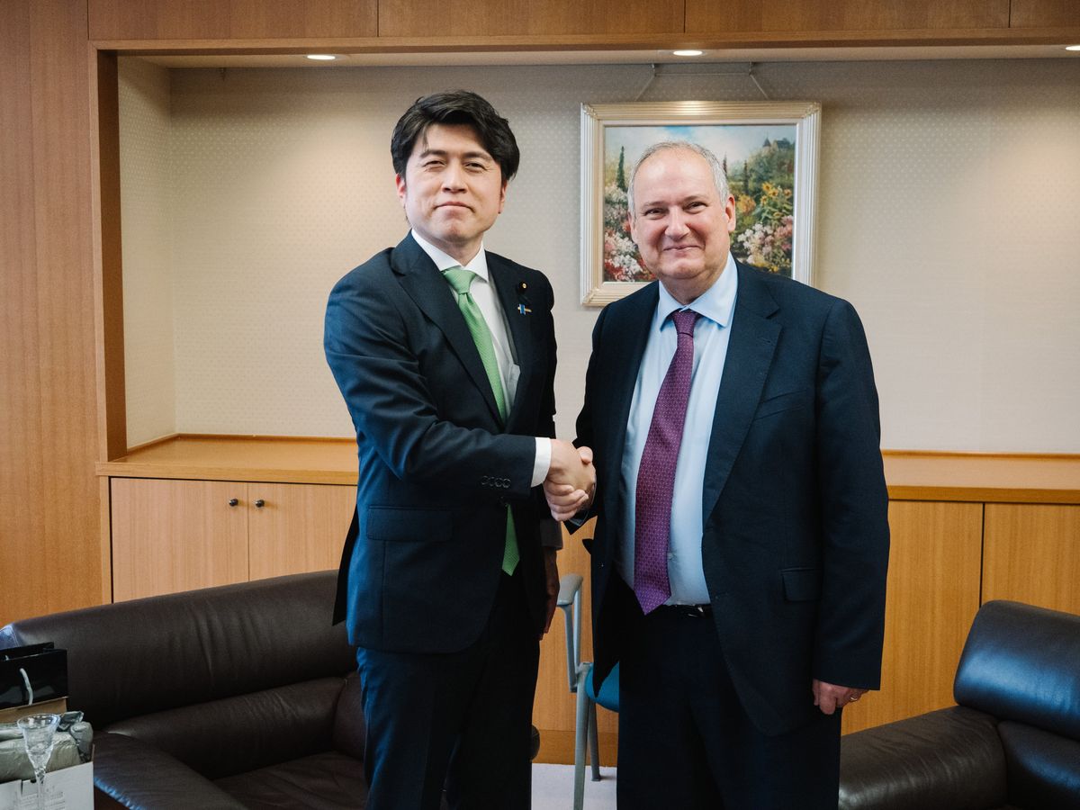 El ministro japonés de Territorio, Infraestructuras, Transporte y Turismo, Hiromasa Nakano, junto a Jordi Hereu.