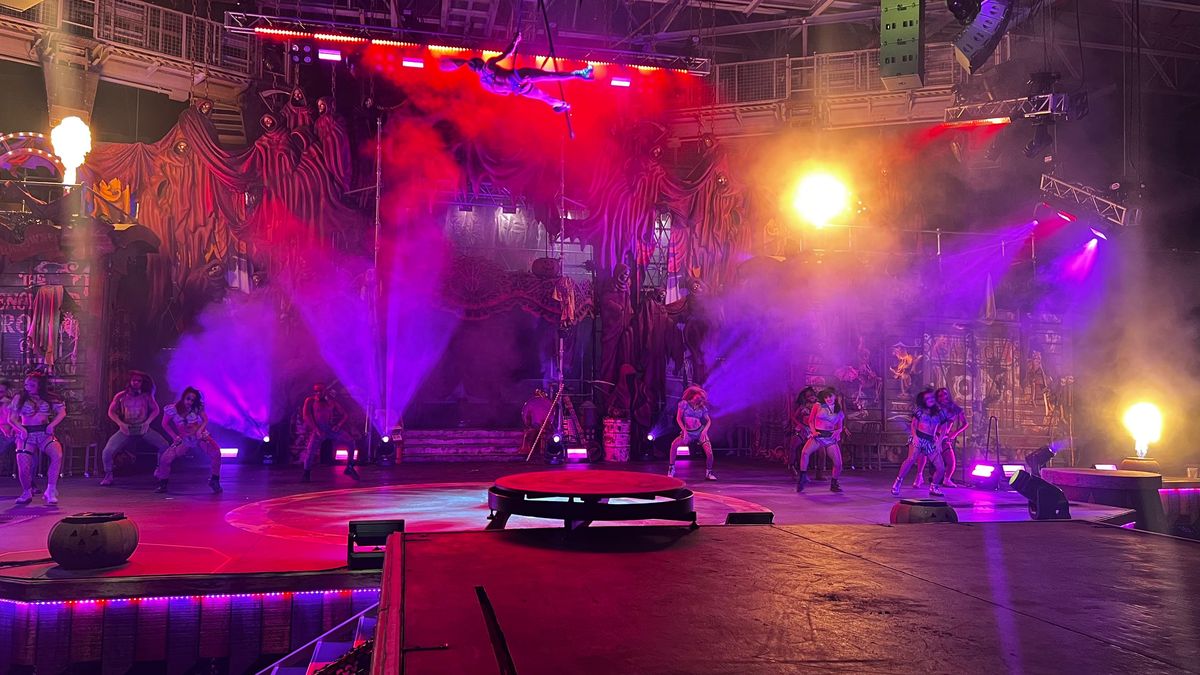 Universal Destinations & Experiences: El espectáculo de circo Nightmare Fuel.