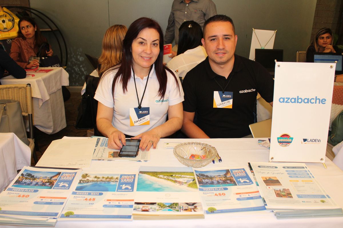 Equipo comercial de Azabache en el Workshop de Ladevi en Medellín.