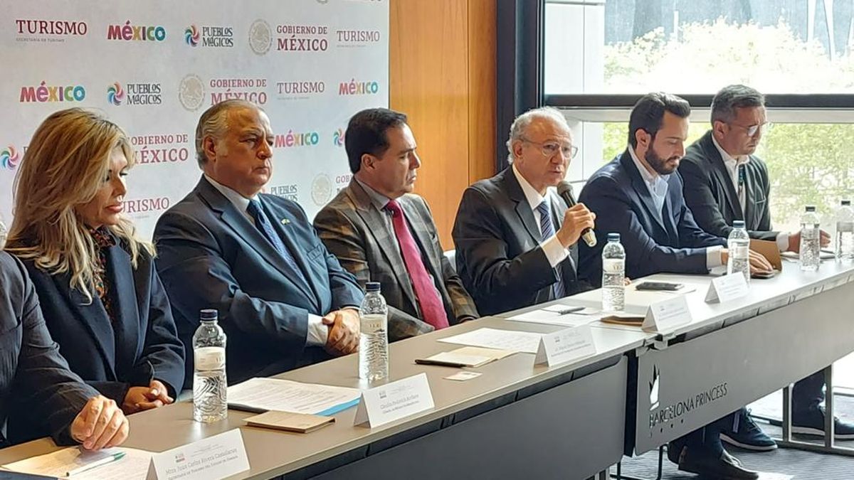 El secretario de Turismo del Gobierno de México, Miguel Torruco Marqués; y la cónsul de México en Barcelona, Claudia Pavlovich; acompañados de secretarios de Turismo estatales, presentaron la primera edición internacional del Tianguis de Pueblos Mágicos, que se realizará en la ciudad española del 22 al 24 de abril.