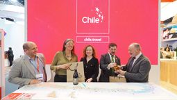 Las autoridades de turismo de Chile junto al Embajador Javier Velasco firmaron el acuerdo con Iberia. 