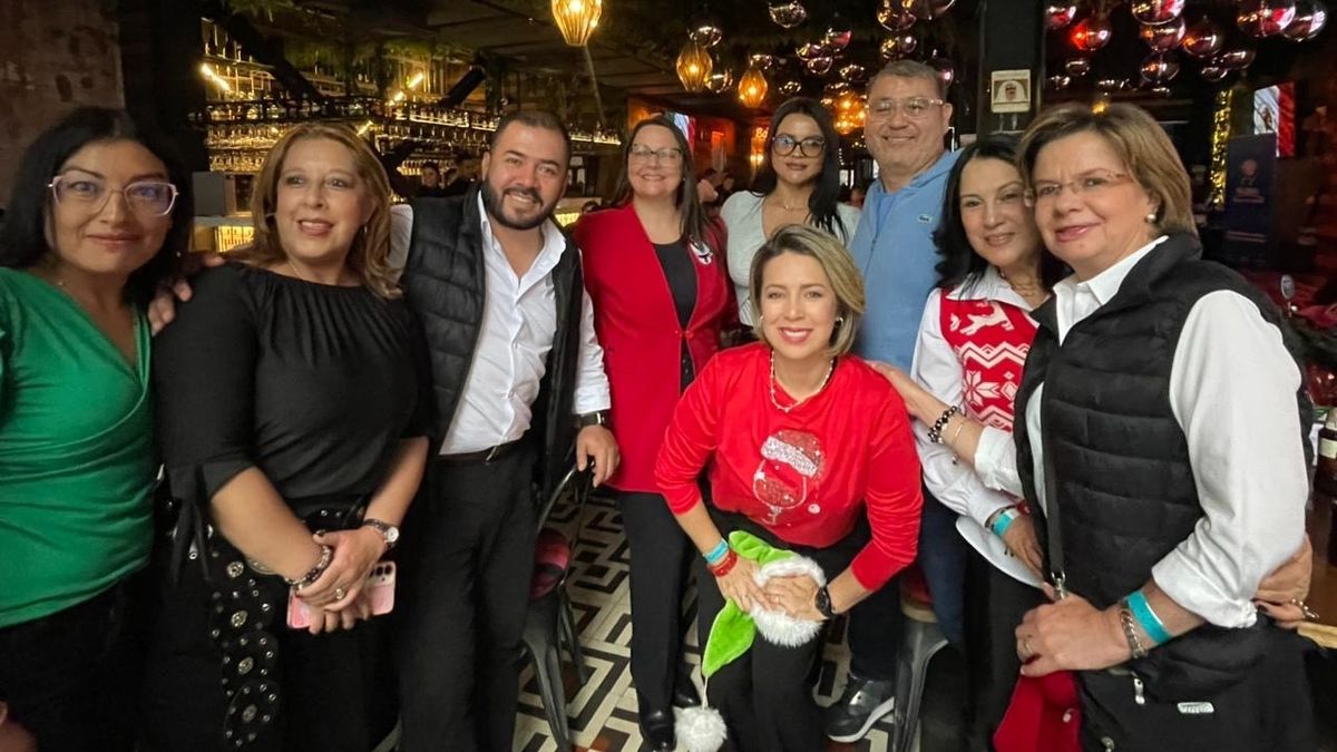 Asistentes a la celebración de fin de año de Global Mercado del Turismo.