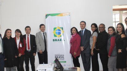 Representantes del Comité Descubra Brasil junto a Evandro de Barros Araújo; y Alberto Sáenz, comercial de la Embajada de Brasil.