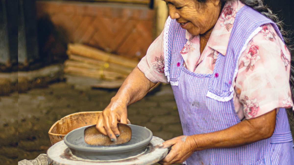 San Bartolo Coyotepec es reconocido por su cerámica de barro negro. San Bartolo Coyotepec es reconocido por su cerámica de barro negro.