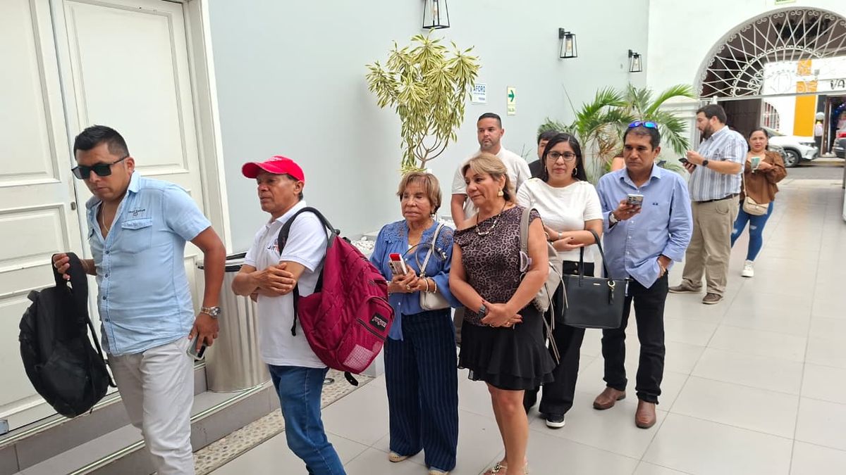 Los profesionales de Trujillo aguardan para ingresar al Workshop de Ladevi. Los profesionales de Trujillo aguardan para ingresar al Workshop de Ladevi.
