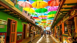 Colombia deslumbra con paisajes llenos de color, perfectos para descubrir en pareja o en familia.