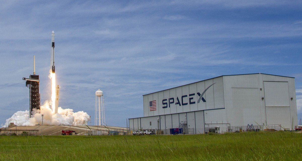 Space X trabaja sobre un sistema de cohete reutilizables.