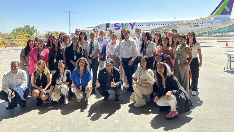 Sky Airline se comprometió a aumentar la dotación de pilotos mujeres.&nbsp;