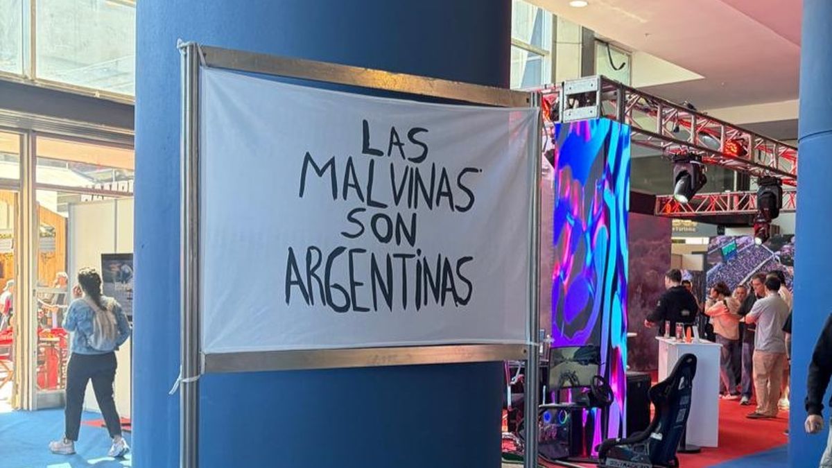 El cartel “Las Malvinas son argentinas” en el pabellón nacional de FIT 2026. Andrés Deyá cerró su discurso con la misma frase y recibió una ovación.
