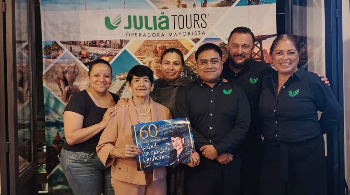 La directora de Juliá Tours México, Lilia Álvaro, junto a su equipo comercial e Isabel Pareja de Quiñones, fundadora de VIPAC Perú.