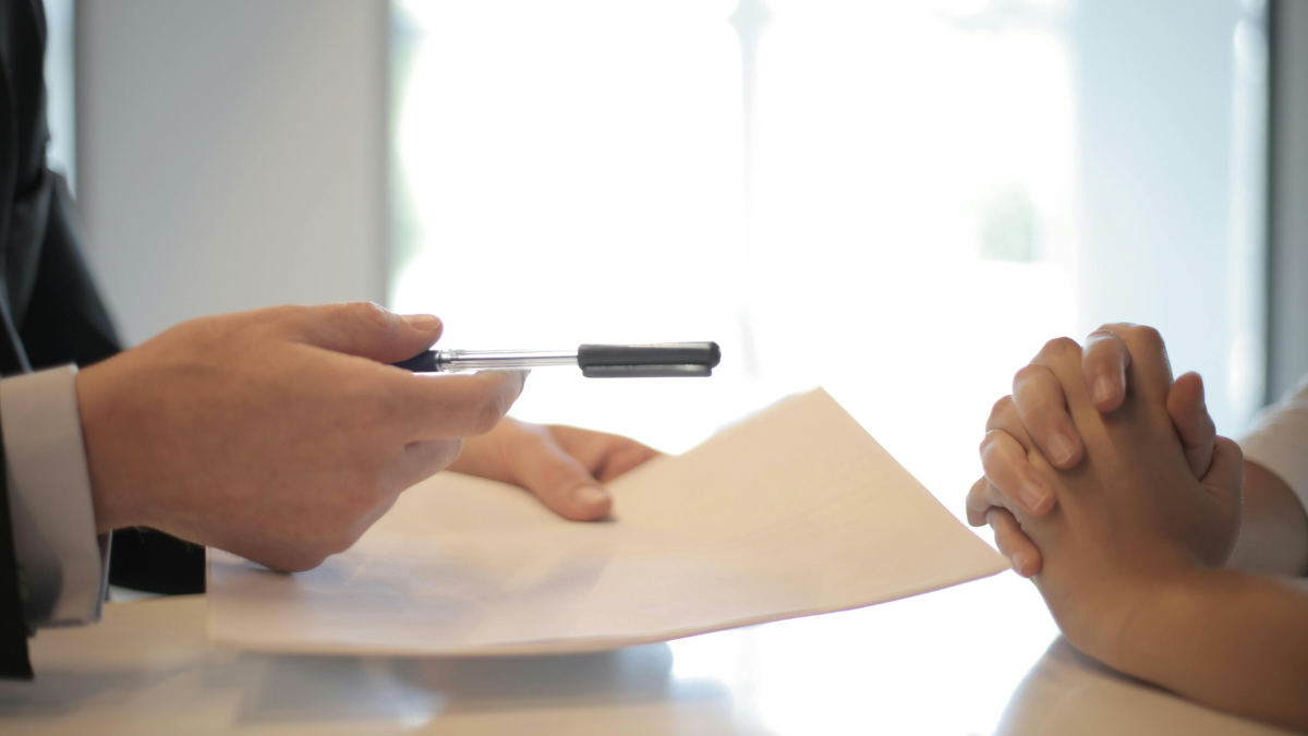 Ciudadanos enfrentan cancelaciones y retrasos en trámites de pasaportes y otros servicios consulares, mientras funcionarios y sindicato critican las fallas del sistema SITAC.