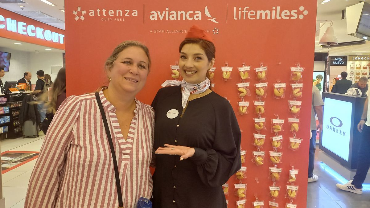 Avianca y Attenza entregaron premios a los visitantes de la tienda.