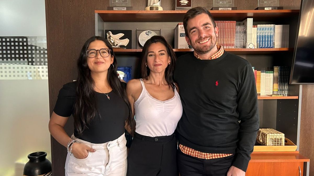 Yamila Coña, ejecutiva comercial de Viva Wyndham Resorts para Argentina; junto a Viviana Cuomo, gerente regional de Ventas para Sudamérica; y Francisco Inaudi, ejecutivo de Ventas.