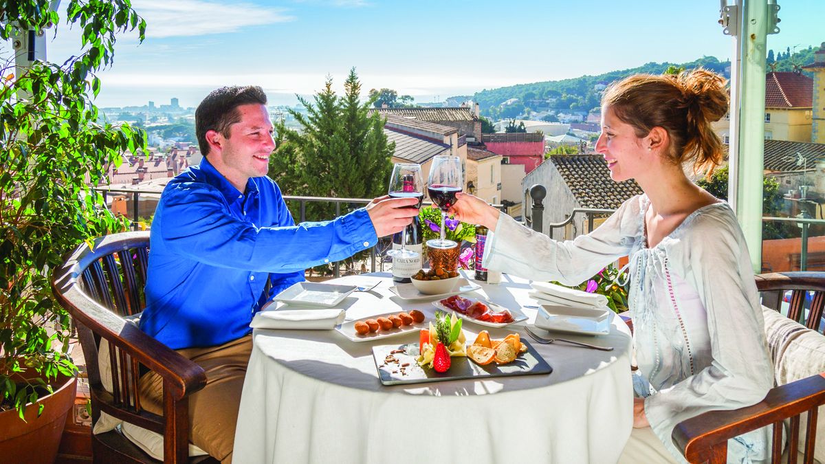 El turismo enogastronómico en Cataluña es sinónimo de experiencias inmersivas: recorrer viñedos en bicicleta, vendimiar con viticultores, participar en ferias del aceite o saborear desayunos de cuchillo y tenedor en masías centenarias son solo algunas de las propuestas.