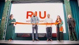 Joan Trian Riu, consejero directivo de RIU Hotels, realizó el corte de listón de reinauguración del RIU Guanacaste junto a Gustavo Alvarado, director de Competitividad y Sostenibilidad Turística del ICT, y Maritza Hernández, presidenta de la UCCAEP.