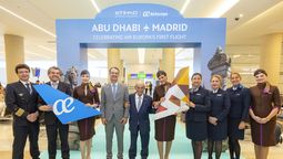 Equipo de Air Europa y Etihad Airways en la inauguración de la ruta Madrid-Abu Dhabi. 