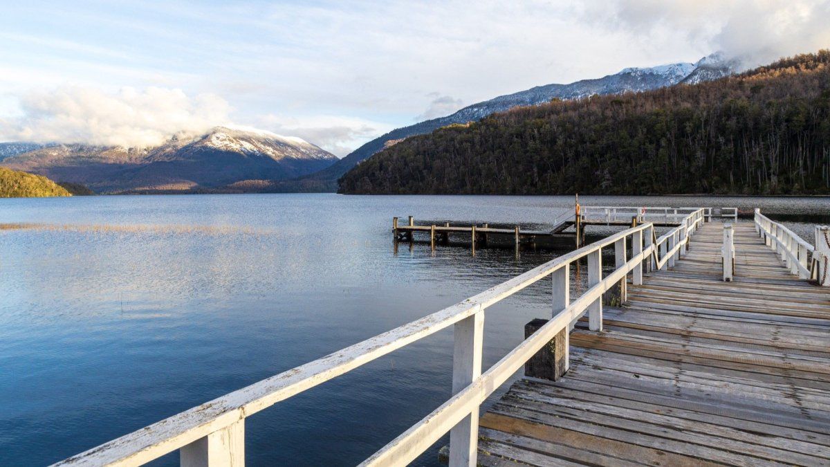 Escapadas por Argentina: en otoño los bosques de lengas, ñires y robles de San Martín de los Andes en otoño transforman el paisaje en una paleta de rojos, naranjas y amarillos intensos.