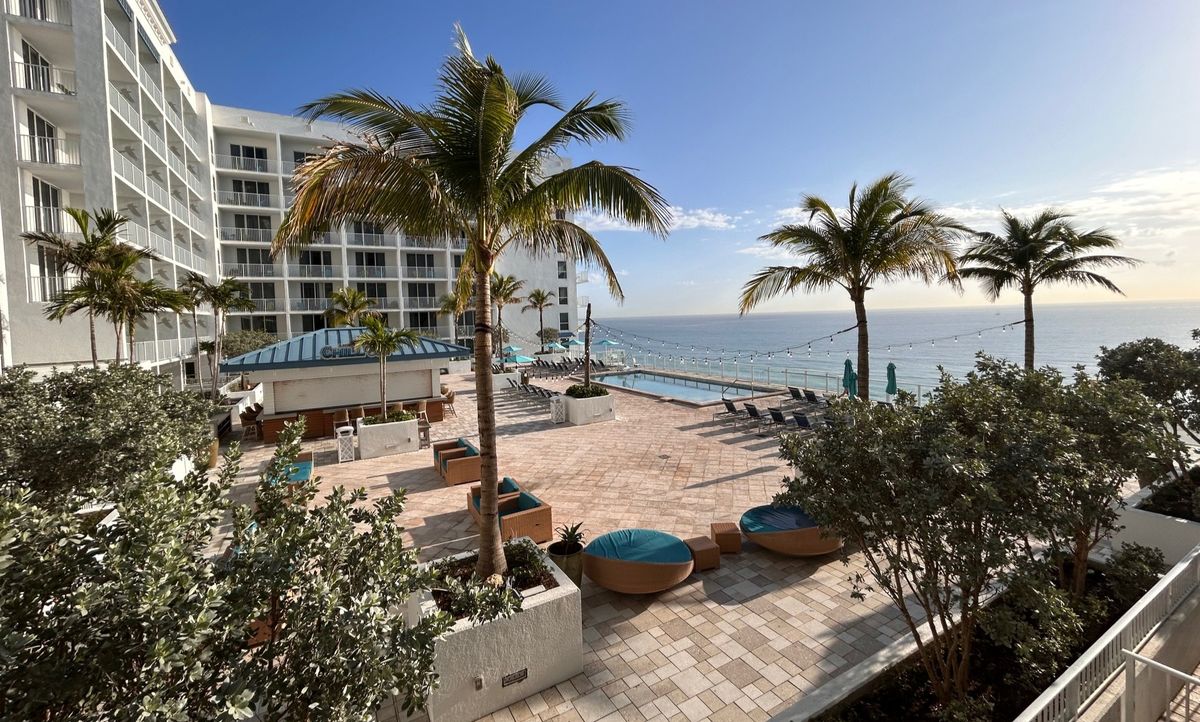 El piso 11 cuenta con una terraza y piscina exclusiva para adultos, así como una vista abierta al mar.