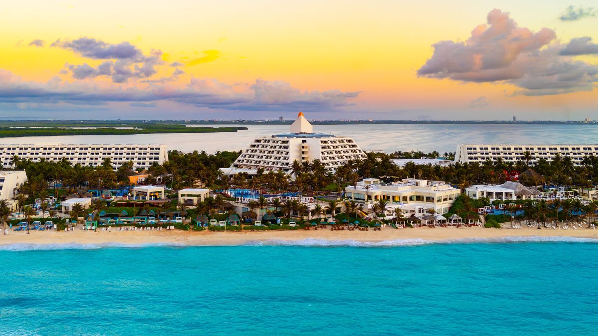 Ola: The Pyramid Cancún se distingue por su edificio central en forma de pirámide.