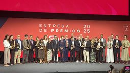Miembros de IFEMA y de Fitur, junto a los galardonados en los premios de la feria en 2025.