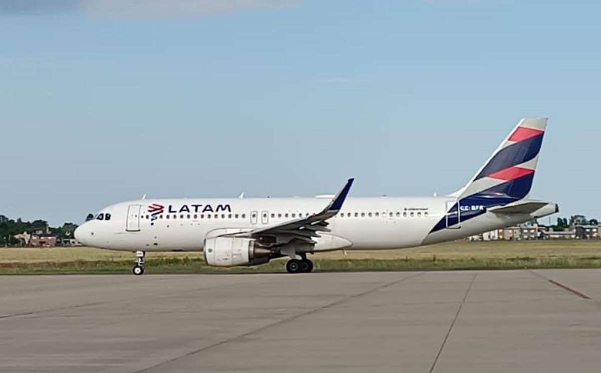 LATAM Airlines Perú opera la ruta entre Rosario y Lima con aeronaves Airbus A320.