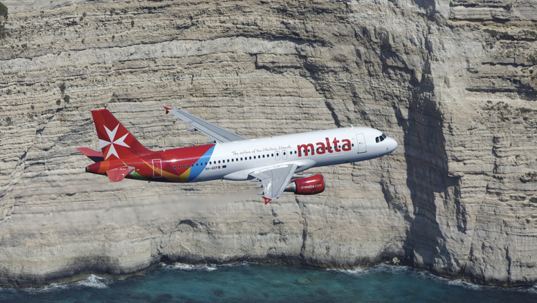 Avión de KM Malta Airlines.
