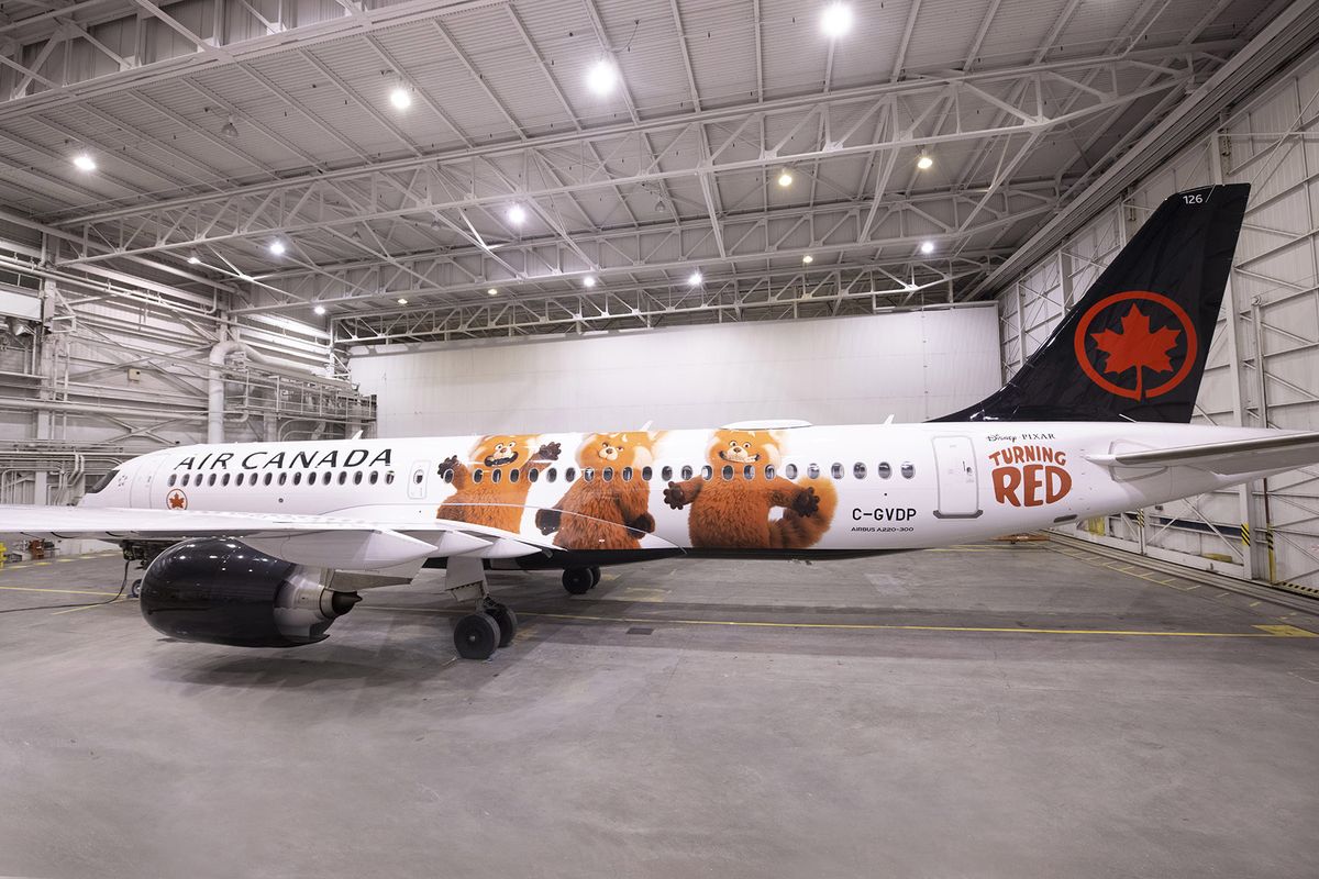 El Airbus A220 de Air Canada que promocionará a Turning Red por los cielos de todo ese país.