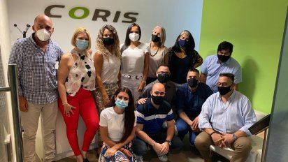 El equipo de Coris, firme junto a los agentes.