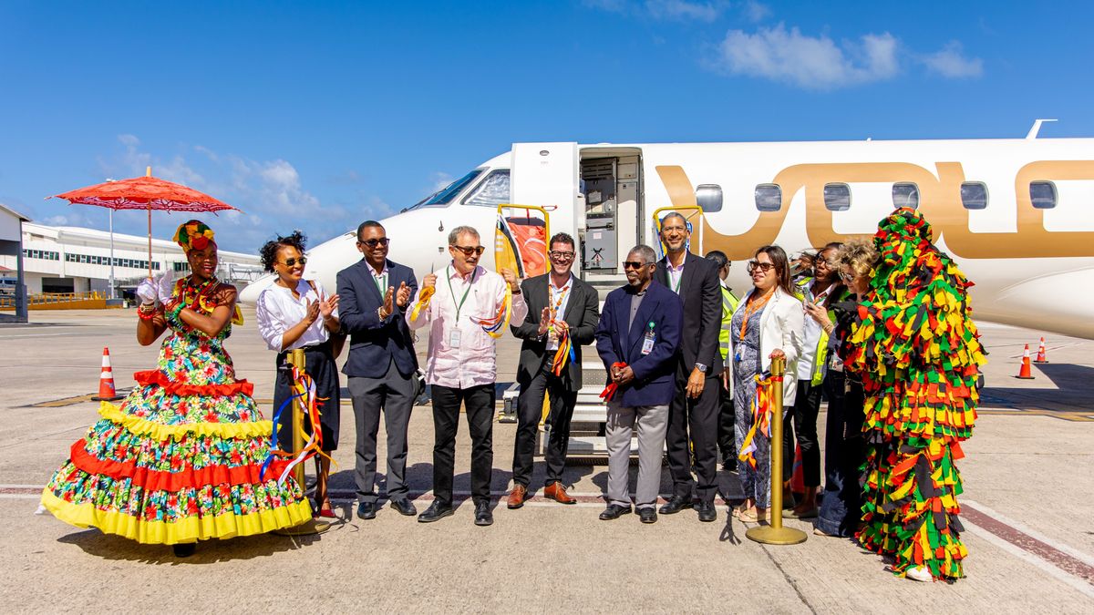 Autoridades de Antigua y Barbuda celebraron el lanzamiento de un nuevo vuelo sin escalas de Sunrise Airways que conecta Santo Domingo.