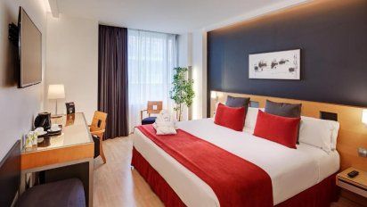 La vista de una habitación de un hotel de la marca Sercotel.