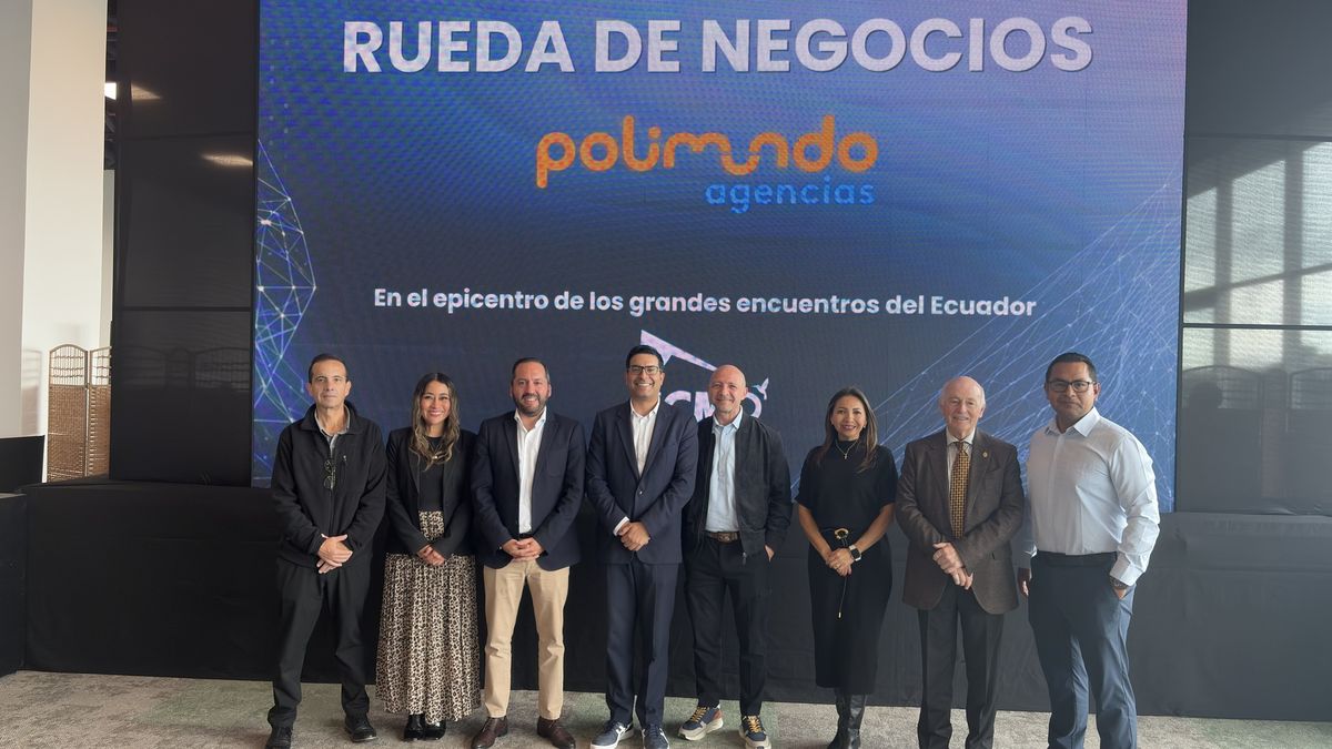 Polimundo con personal del Centro de Convenciones Metropolitano de Quito. Rueda de negocios en Quito.