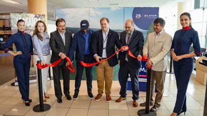 El CEO de Latam Airlines, Manuel Van Oordt y Ricardo Limo, presidente de PromPerú, en la inauguración de la nueva ruta Lima-Montego Bay.