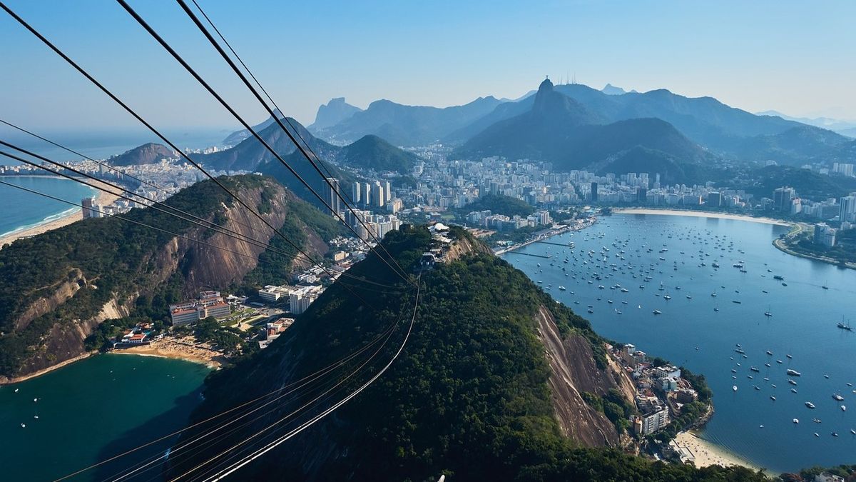Copacabana e Ipanema siguen siendo el corazón del verano en Río de Janeiro, combinando playas icónicas, cultura y una intensa vida urbana.