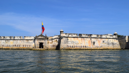Cartagena destaca por su centro histórico rodeado de imponentes murallas.