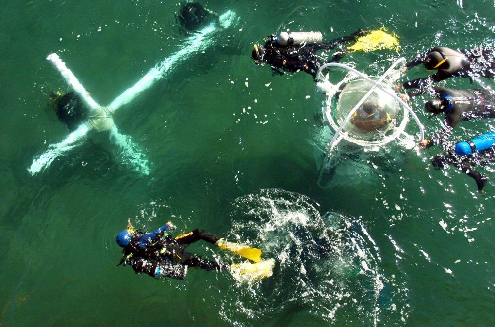Semana Santa: el Vía Crucis Submarino se ha convertido en una tradición que congrega a muchas personas en Puerto Madryn.