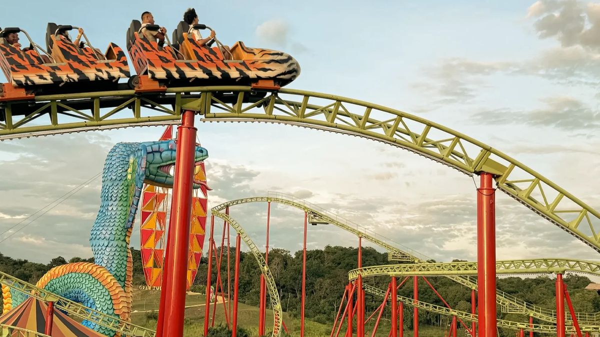 Visitantes en una montaña rusa dentro de los parques temáticos que impulsan el turismo en Colombia.
