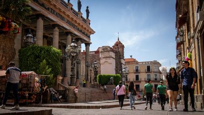 Más turistas pero con menos gastos