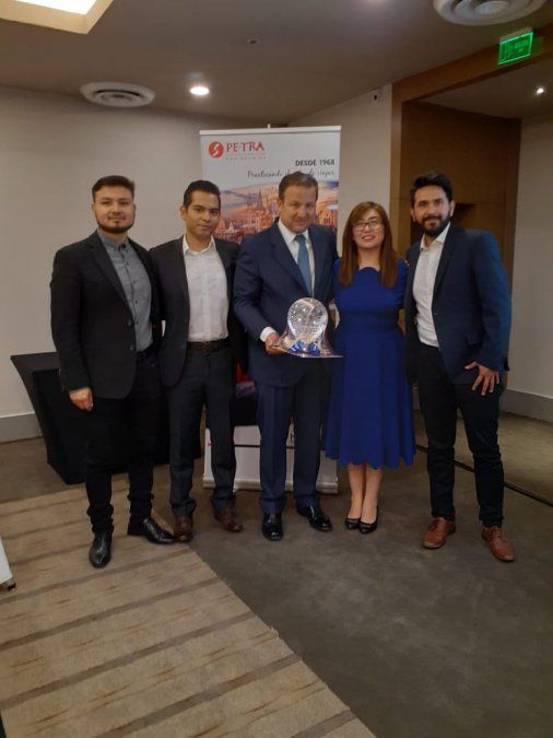 Brisa Amaya con el equipo de Pe-Tra Operadora.