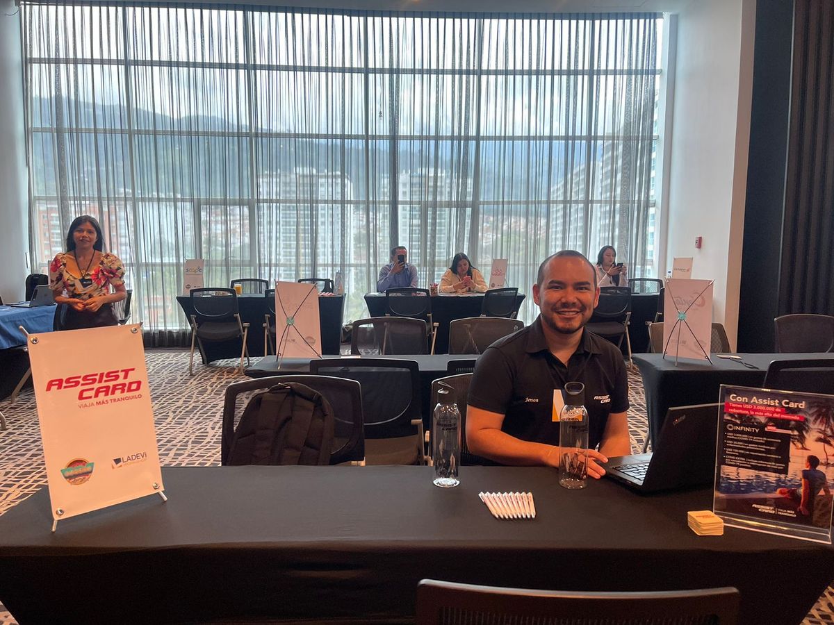 Representante comercial de Assist Card en el Workshop de Ladevi en Bucaramanga.