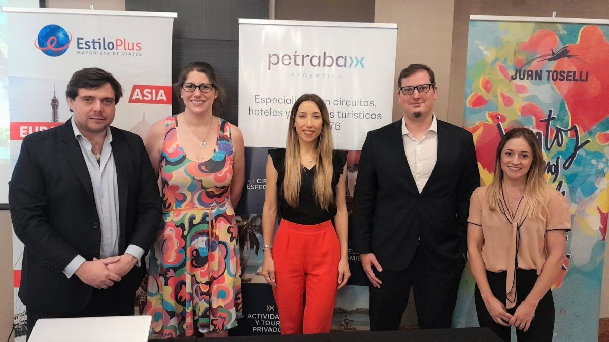 Antonio Márquez, Constanza Stabile, Florencia Citera, Matías Abal y Agustina Rodríguez al término de la presentación de Mapaplus.