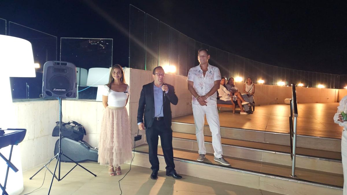 Miguel Portugal, gerente general de Vidatur, junto a Olga Herrera y Carlos Chalarca, gerentes de Radisson Ocean Pavillion, iniciando la fiesta de blanco.