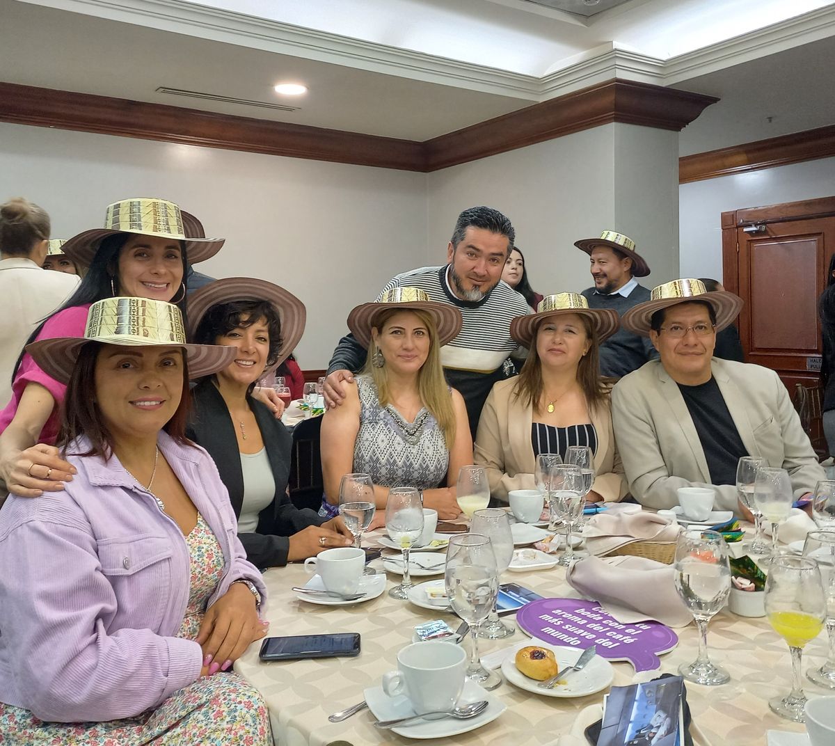Durante el evento de ProColombia se entregaron sombreros tradicionales para los agentes de viajes. - Ladevi Medios y Soluciones Durante el evento de ProColombia se entregaron sombreros tradicionales para los agentes de viajes.