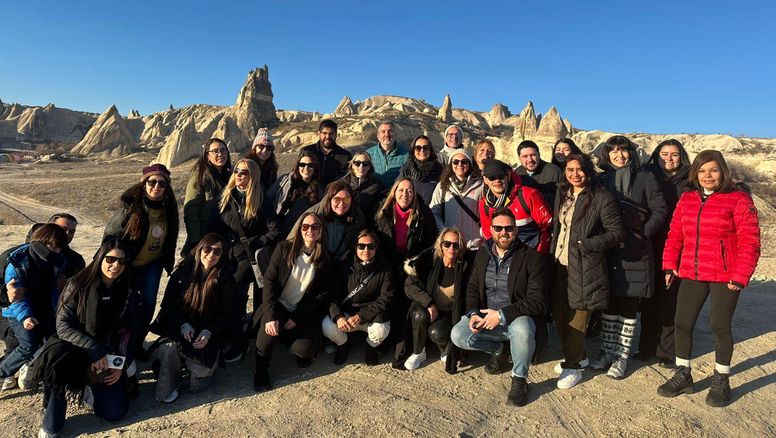 Profesionales del turismo en la experiencia de globo en Capadocia, Turquía.