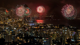 Fuegos artificiales y shows de drones marcarán la llegada del Año Nuevo 2026 en distintas comunas de Chile, con celebraciones gratuitas y al aire libre.