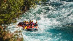 Colombia es un destino privilegiado para el rafting, con ríos para todos los niveles de experiencia y escenarios naturales espectaculares.