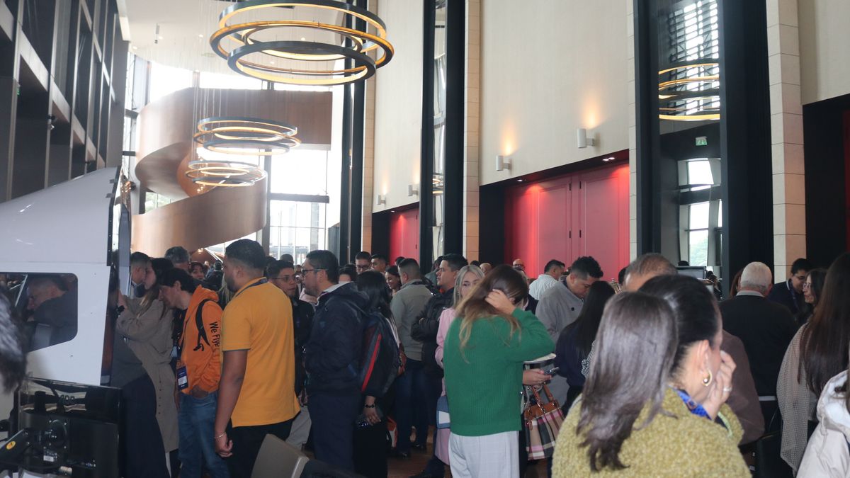 Instantes de interacción entre los asistentes mientras se preparaban para la jornada de Campus HotelDO.